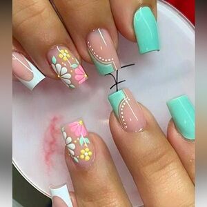 Green & White Floral Nails NWT